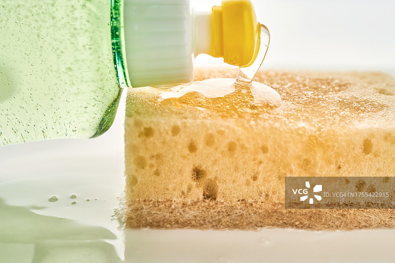凝胶状家用化学品倒在海绵上图片素材