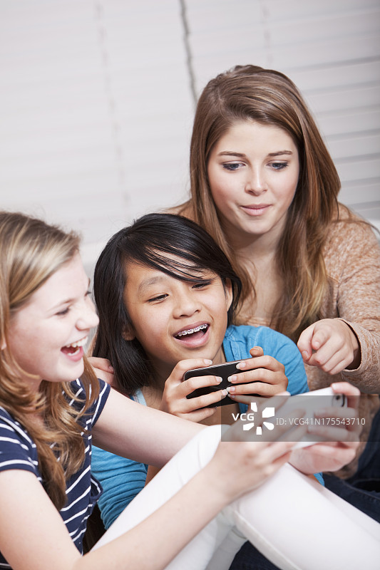 女孩们发短信图片素材