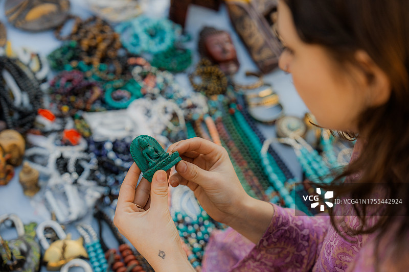 游客在加德满都杜巴广场购买纪念品图片素材