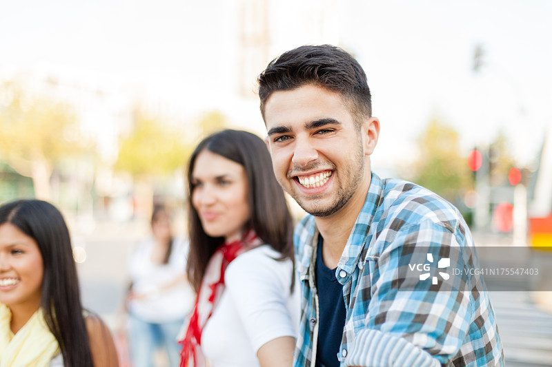 街头微笑的年轻男子图片素材