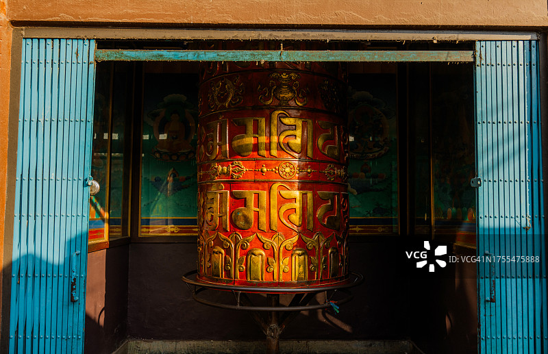 加德满都佛教寺庙中阳光照耀的祈祷轮图片素材