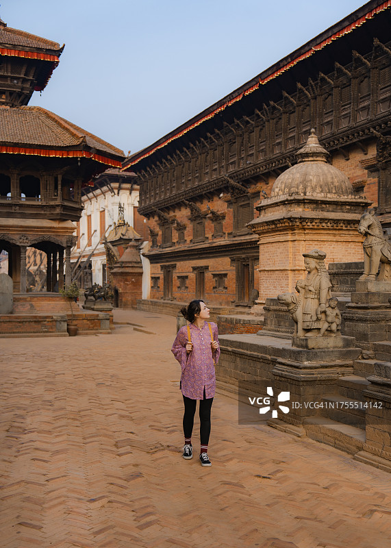 女子在加德满都巴克塔普尔杜巴广场探险图片素材