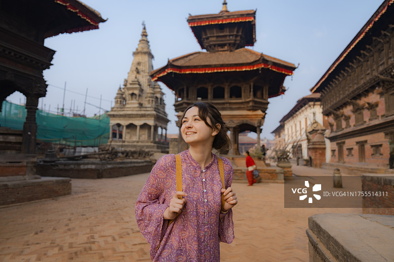 女子在加德满都巴克塔普尔杜巴广场探险图片素材