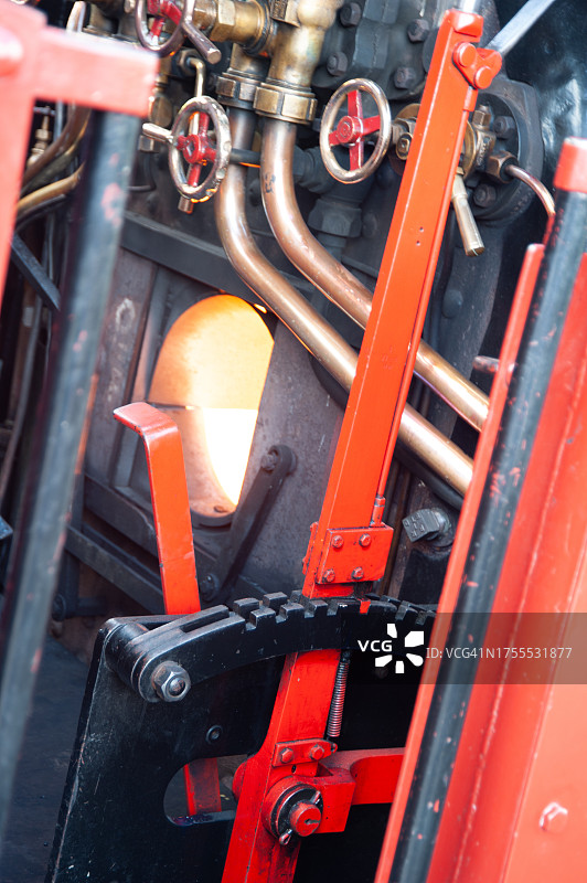 鞍型水箱蒸汽机舱控制装置图片素材