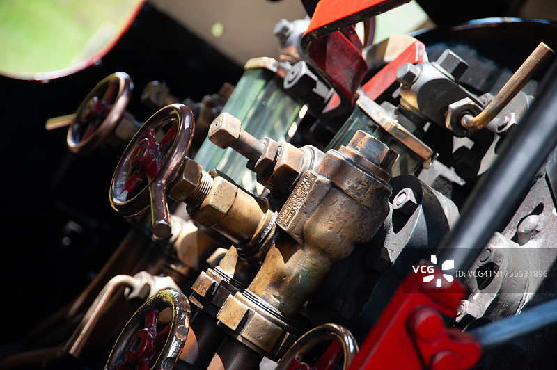 鞍型水箱蒸汽机舱控制装置图片素材