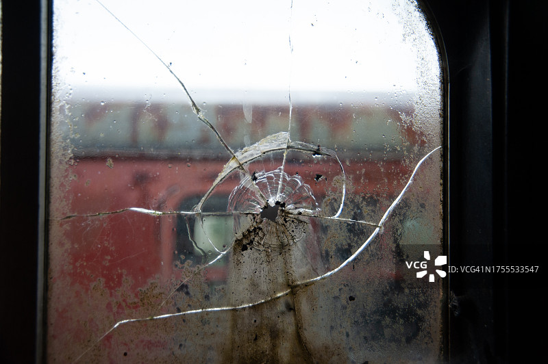 破碎玻璃窗列车车厢图片素材