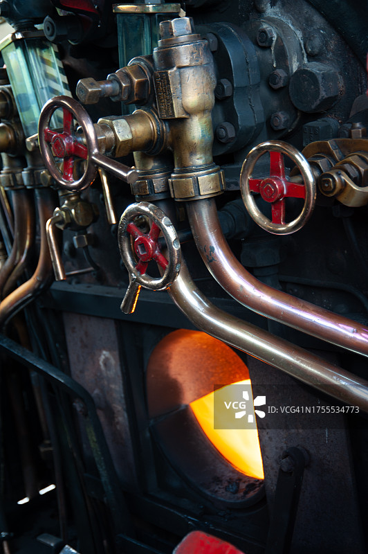 鞍型水箱蒸汽机舱控制装置图片素材