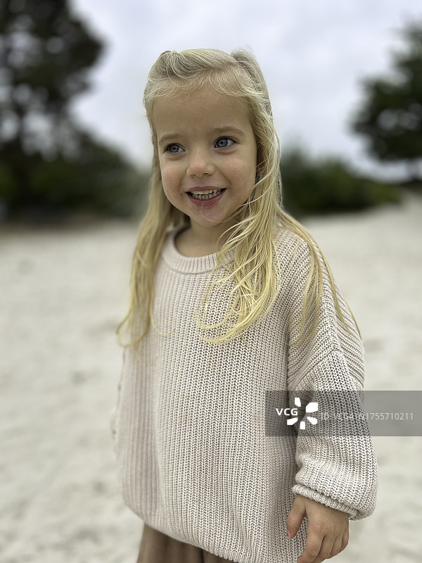 悠闲散步的幼儿女孩图片素材