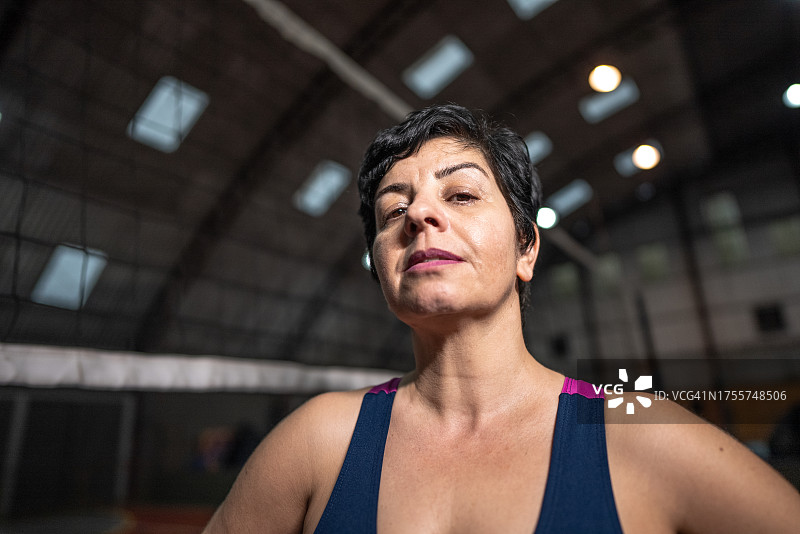 中年妇女在排球场的肖像图片素材