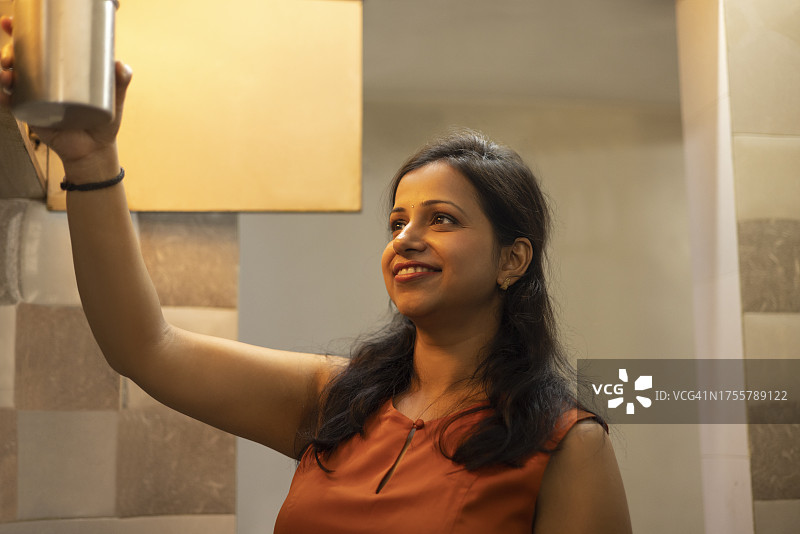 在厨房工作的女人肖像图片素材