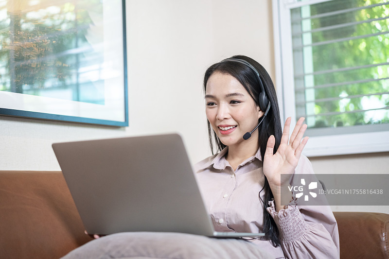亚洲年轻女性在家工作，进行视频通话会议图片素材