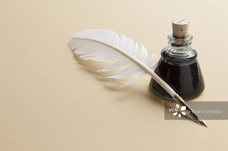 羽毛笔和墨水瓶图片素材