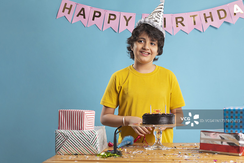 男孩庆祝他的生日图片素材