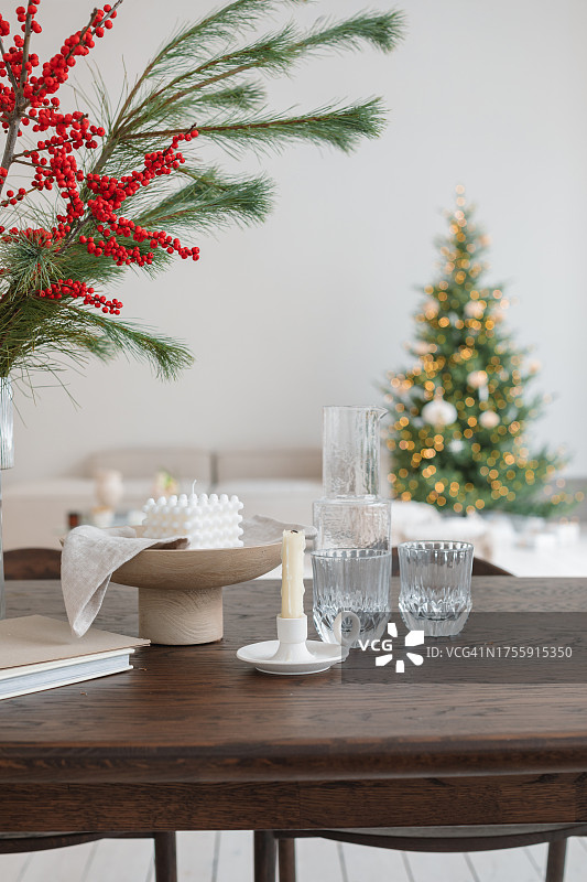 时尚的开放式起居室和餐厅，配有圣诞树、装饰品和摆设图片素材