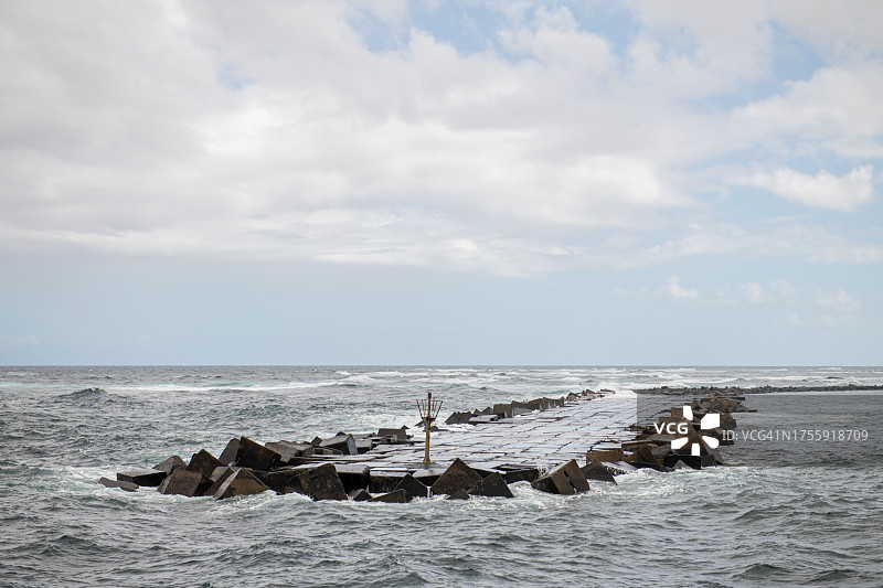 带有灯标的防波堤图片素材