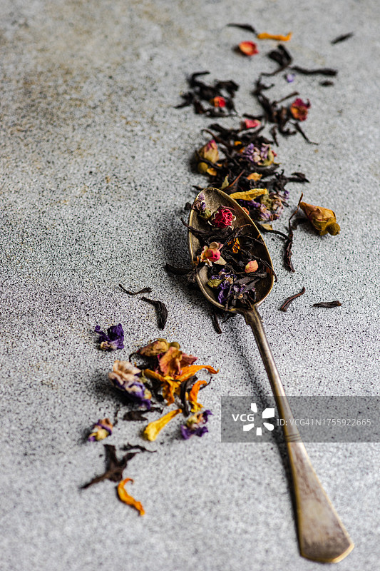带有散茶叶的复古茶匙的俯视图图片素材