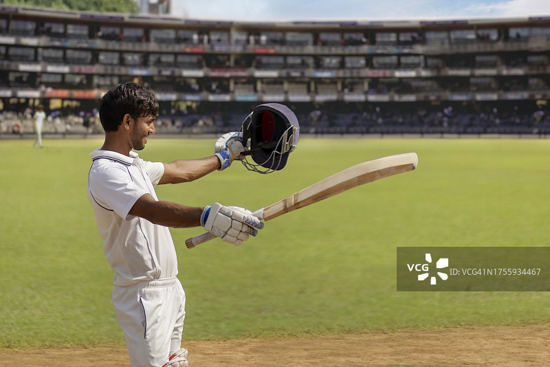 击球手向看台挥棒致意图片素材