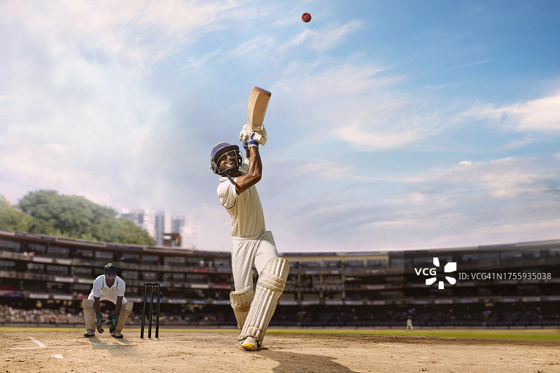 板球比赛中击球手击球的低角度镜头图片素材