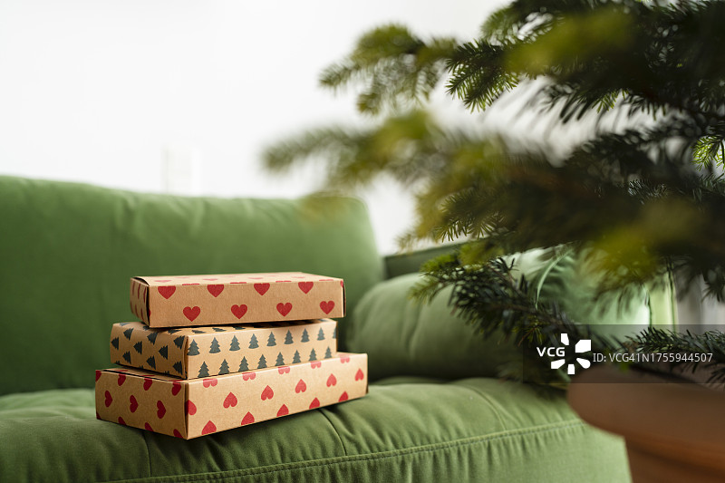 家中绿色沙发上的圣诞礼物图片素材