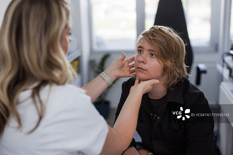 医生为男青少年检查喉咙图片素材