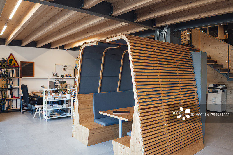 现代工作场所的木制办公室隔间图片素材