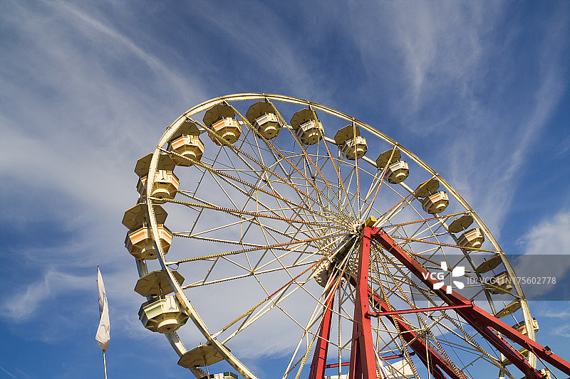 夏季天空下的嘉年华摩天轮图片素材