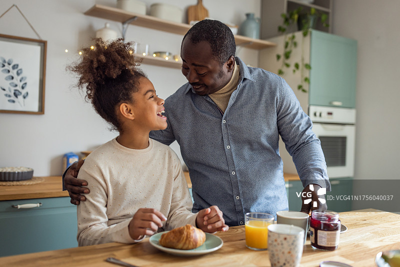 父女在家中享用早餐图片素材