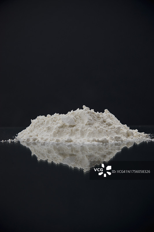 带有镜像反射的面粉堆图片素材