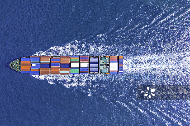 在蓝色大海上运输货物的集装箱货轮图片素材