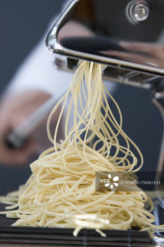 手工意面机制作新鲜意大利细面图片素材