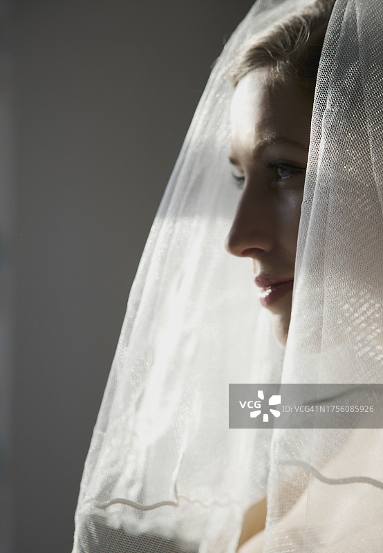 戴面纱的新娘侧面照图片素材