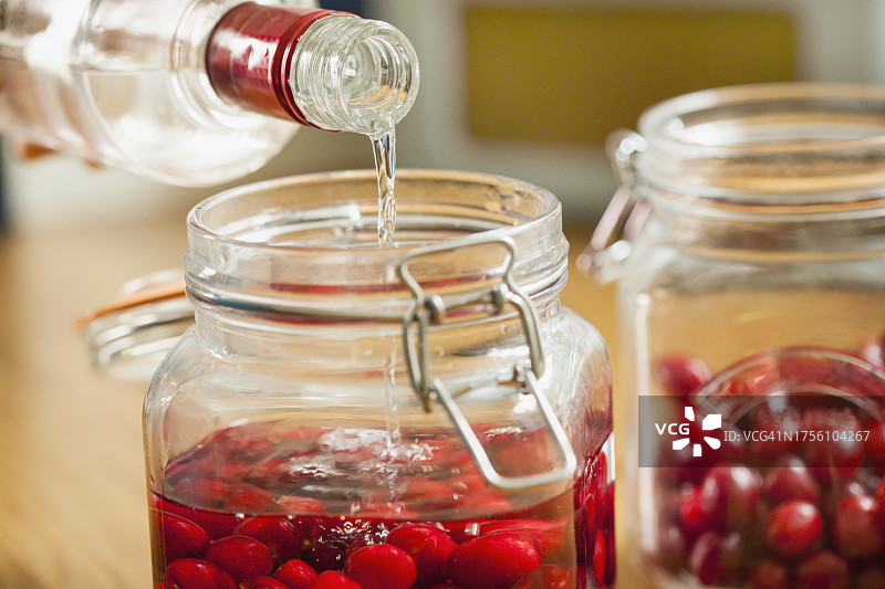 在梅森罐中向樱桃中加入伏特加图片素材