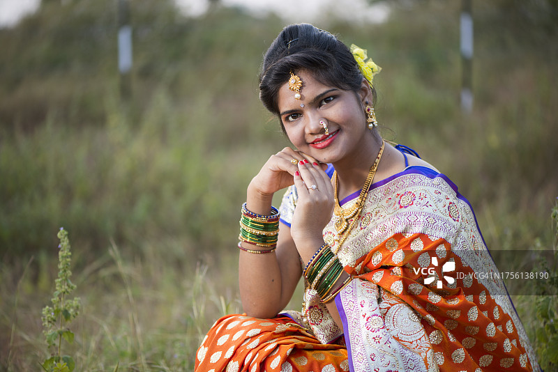 美丽的印度新娘穿着纱丽图片素材