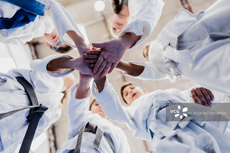 健身房柔道课上的老师和学生叠手图片素材