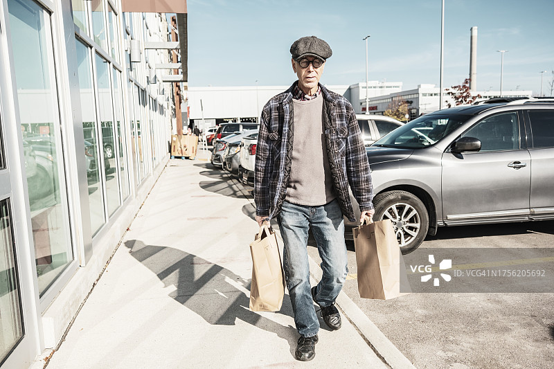 年长的男人在购买食品图片素材