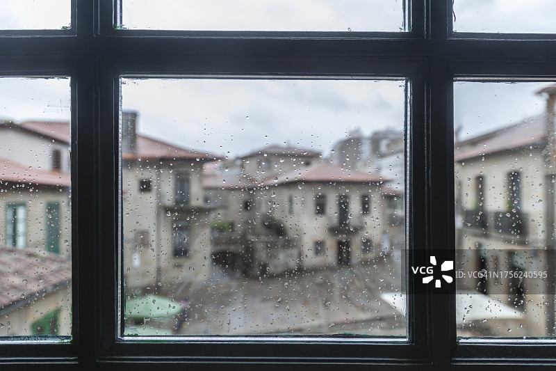 西班牙城市蓬特韦德拉在雨天中的老城区图片素材