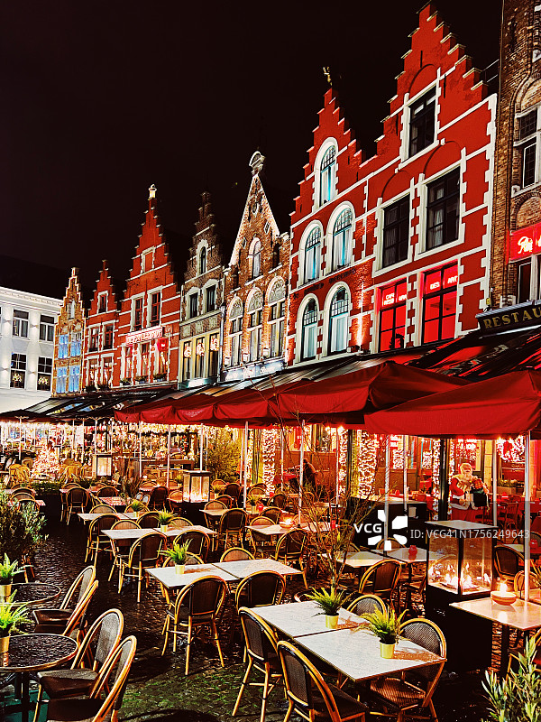 比利时布鲁日市集广场的夜间咖啡馆和餐厅图片素材
