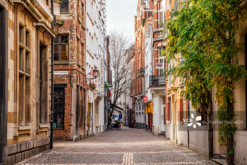 比利时安特卫普老城区的狭窄鹅卵石小巷图片素材