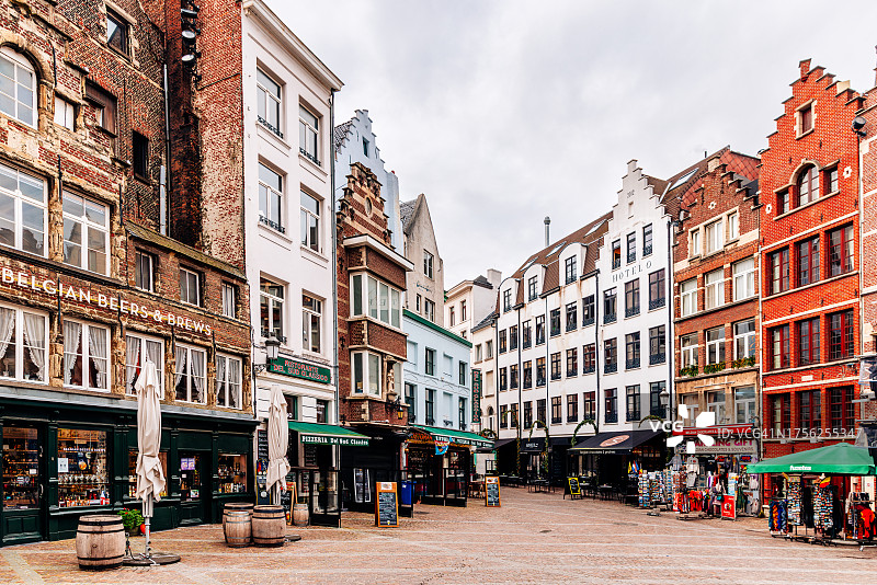 比利时安特卫普Handschoenmarkt广场的商店和餐厅图片素材