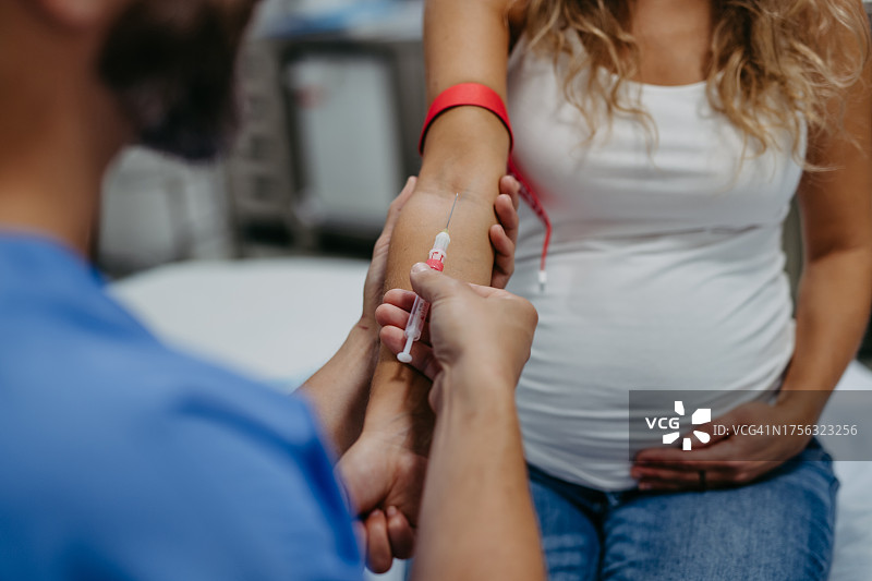 妇产科医生从孕妇身上抽取血样作为产前护理的一部分图片素材