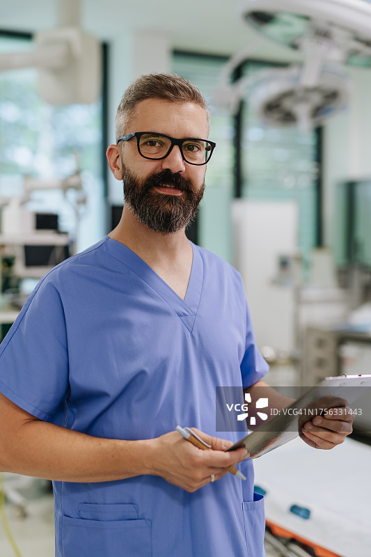 男医生在妇科急诊室等待病人，妇产科医生提供紧急护理图片素材