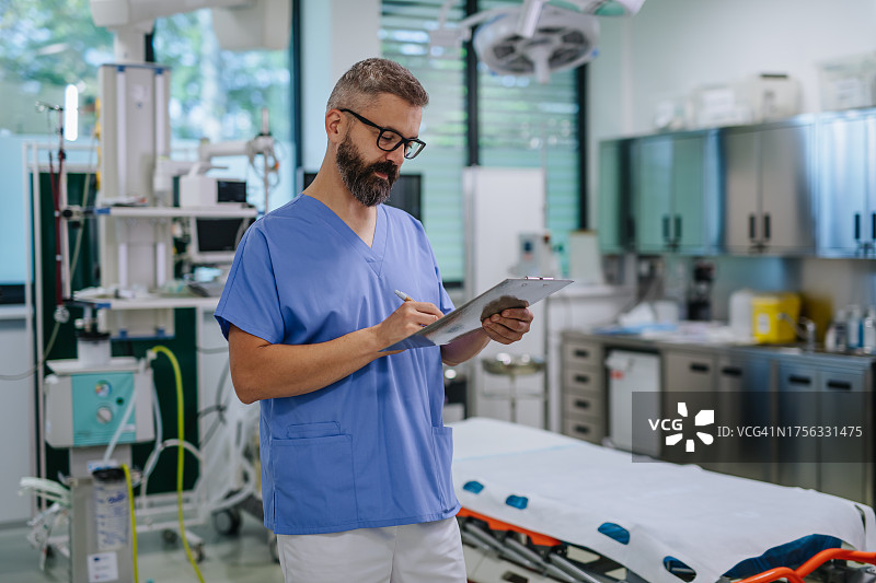 男医生在妇科急诊室等待病人，妇产科医生提供紧急护理图片素材