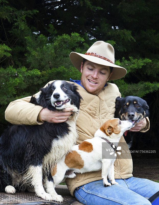 牧羊人和他的狗图片素材