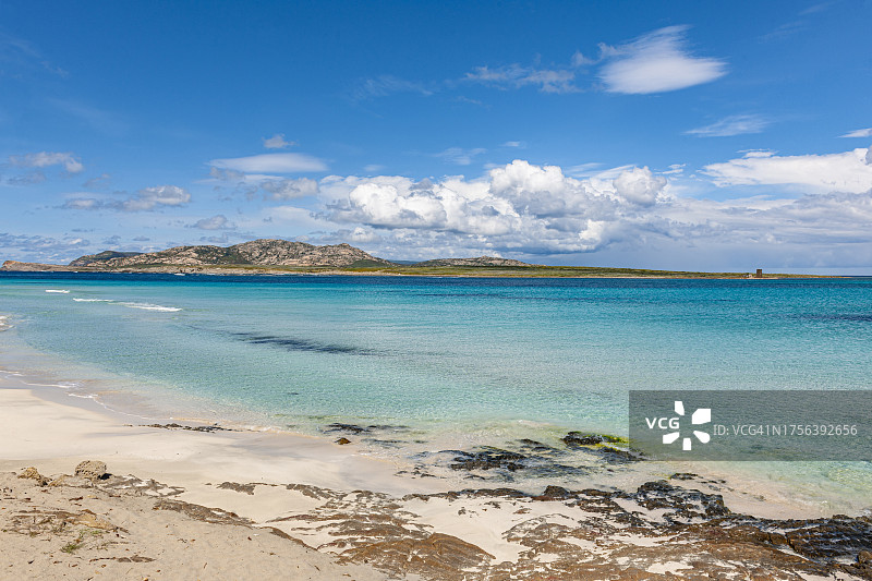 阿辛纳拉岛前的撒丁岛拉佩罗萨海滩图片素材