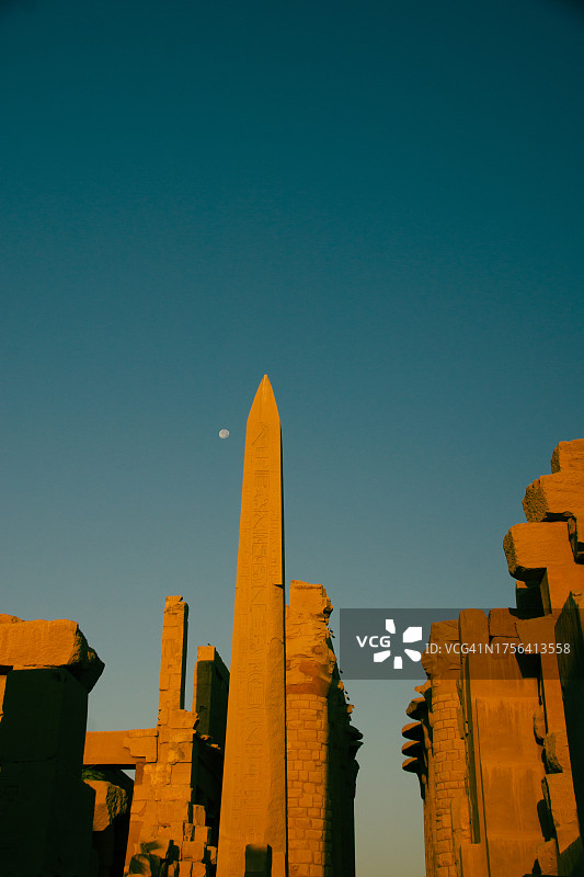 埃及卢克索卡纳克神庙的哈特谢普苏特法老方尖碑和月亮图片素材