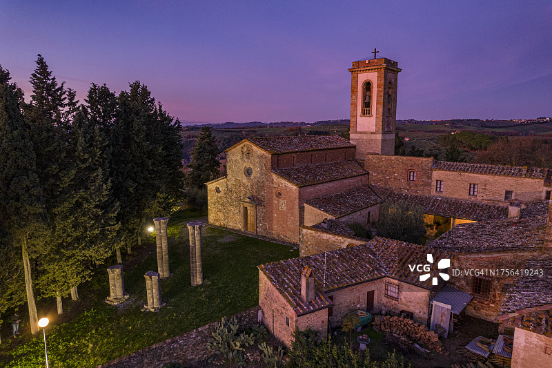 托斯卡纳，弗朗西杰纳之路旁的圣阿皮亚诺教区教堂图片素材