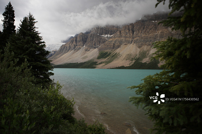 弓湖、弓山、鸦爪山上的鸦爪冰川图片素材