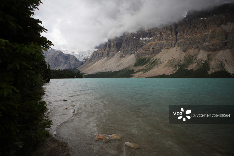 弓湖、弓山、鸦爪山上的鸦爪冰川图片素材