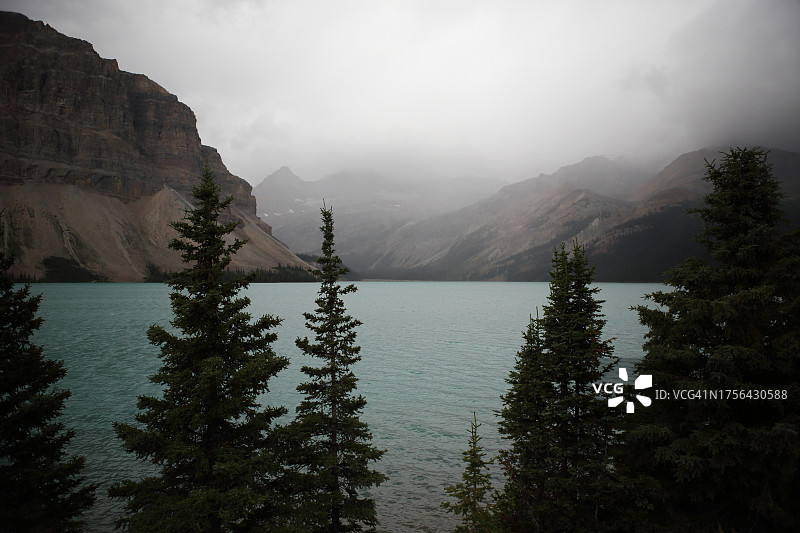 弓湖、弓山、鸦爪山上的鸦爪冰川图片素材