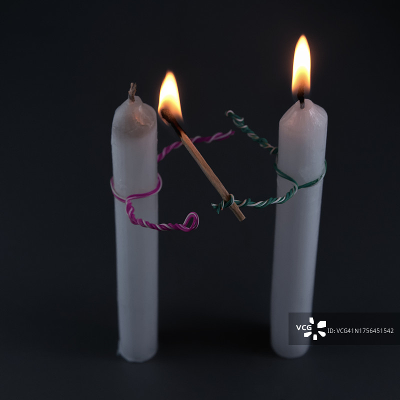 阿尔及利亚暗室里点燃的蜡烛特写图片素材